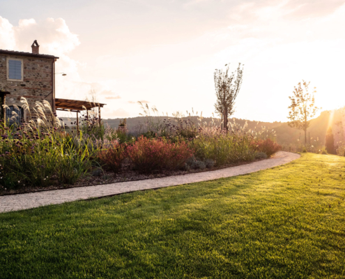 Memoscape_Giardino in Val d'Orcia_Tramonto sul bordo fiorito