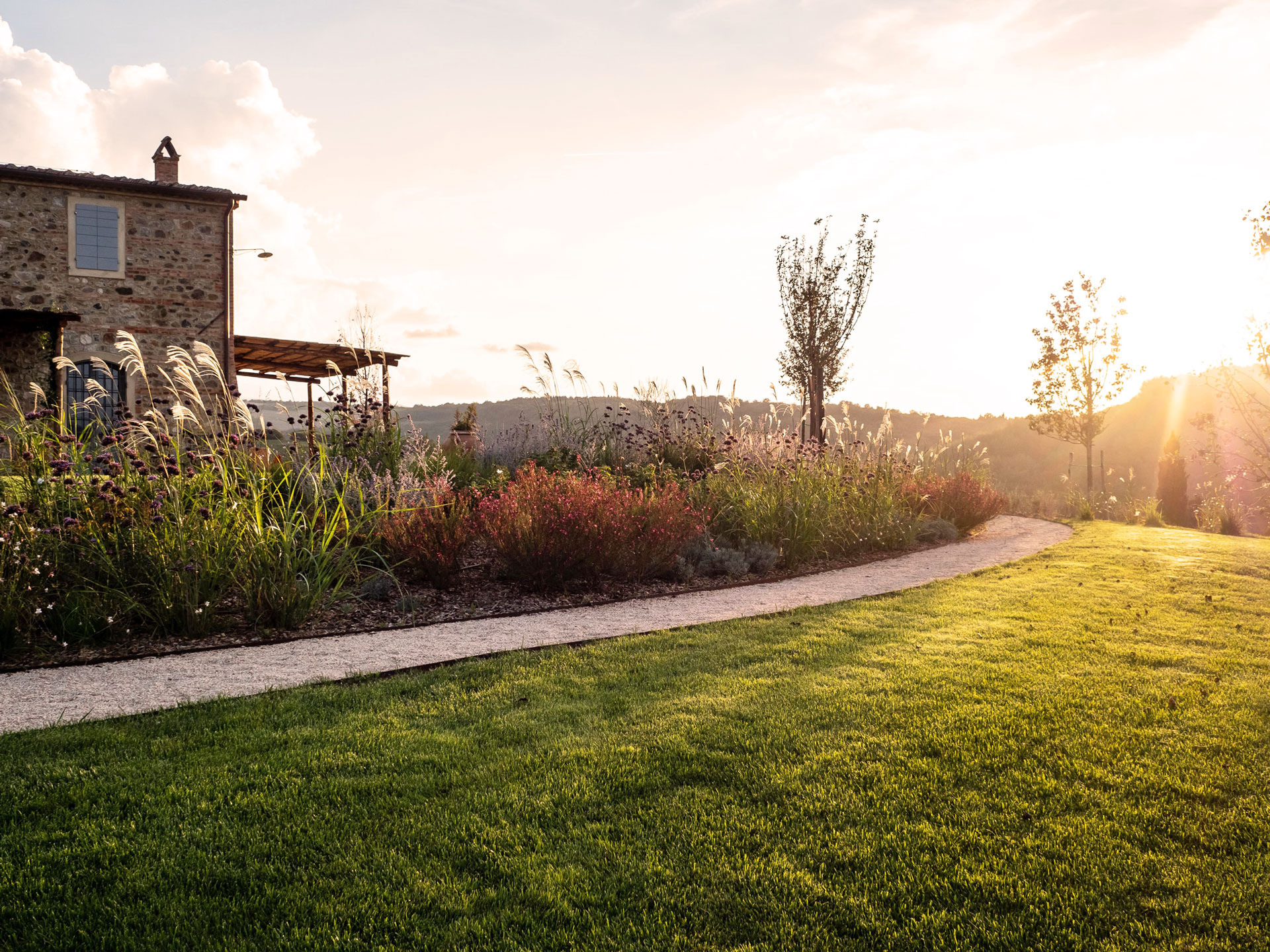 Memoscape_Giardino in Val d'Orcia_Tramonto sul bordo fiorito
